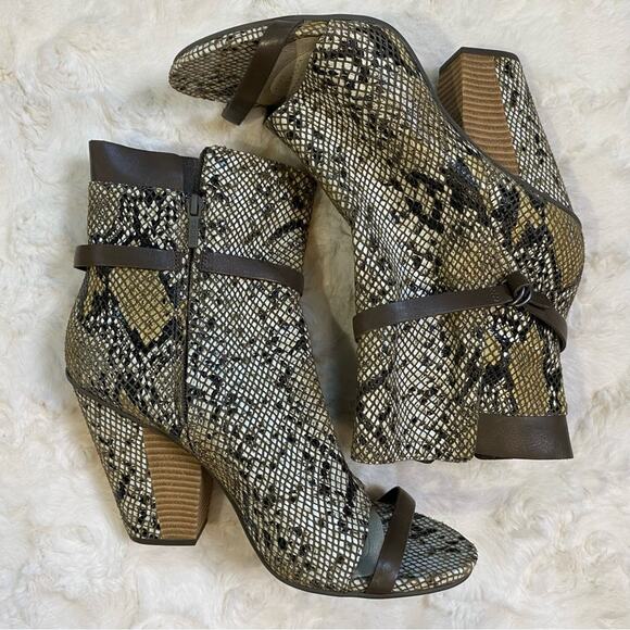 New Tsubo Sevan Desert Snakeskin Leather Peep Toe Booties Size 10 Ankle Boots - Picture 1 of 13